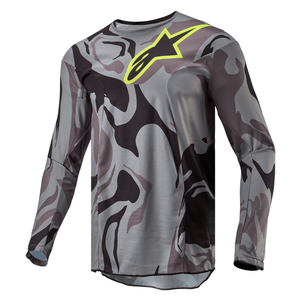 Camisola Alpinestars 2024 Racer Tactical, camisola de motocross, Cast Gray Camo Magnet, padrão camuflado em cinzento e preto com logótipo Alpinestars em amarelo vibrante no peito, mangas compridas, equipamento de performance para todo-o-terreno