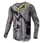 Camisola Alpinestars 2024 Racer Tactical, camisola de motocross, Cast Gray Camo Magnet, padrão camuflado em cinzento e preto com logótipo Alpinestars em amarelo vibrante no peito, mangas compridas, equipamento de performance para todo-o-terreno