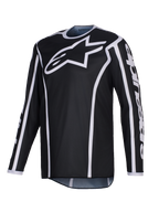 Alpinestars 2026 Fluid Apex Jersey, camisola de motocross, preta com detalhes brancos, logótipo branco grande no peito, vivos brancos ao longo das costuras, polifabric de performance de manga comprida para corridas todo-o-terreno