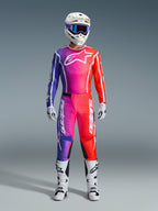 Equipamento completo de motocross Alpinestars 2026 Fluid Apex, camisola e calças com gradiente em roxo, rosa e laranja, logótipo Alpinestars branco no peito, capacete branco com óculos azuis e botas brancas, design para performance todo-o-terreno