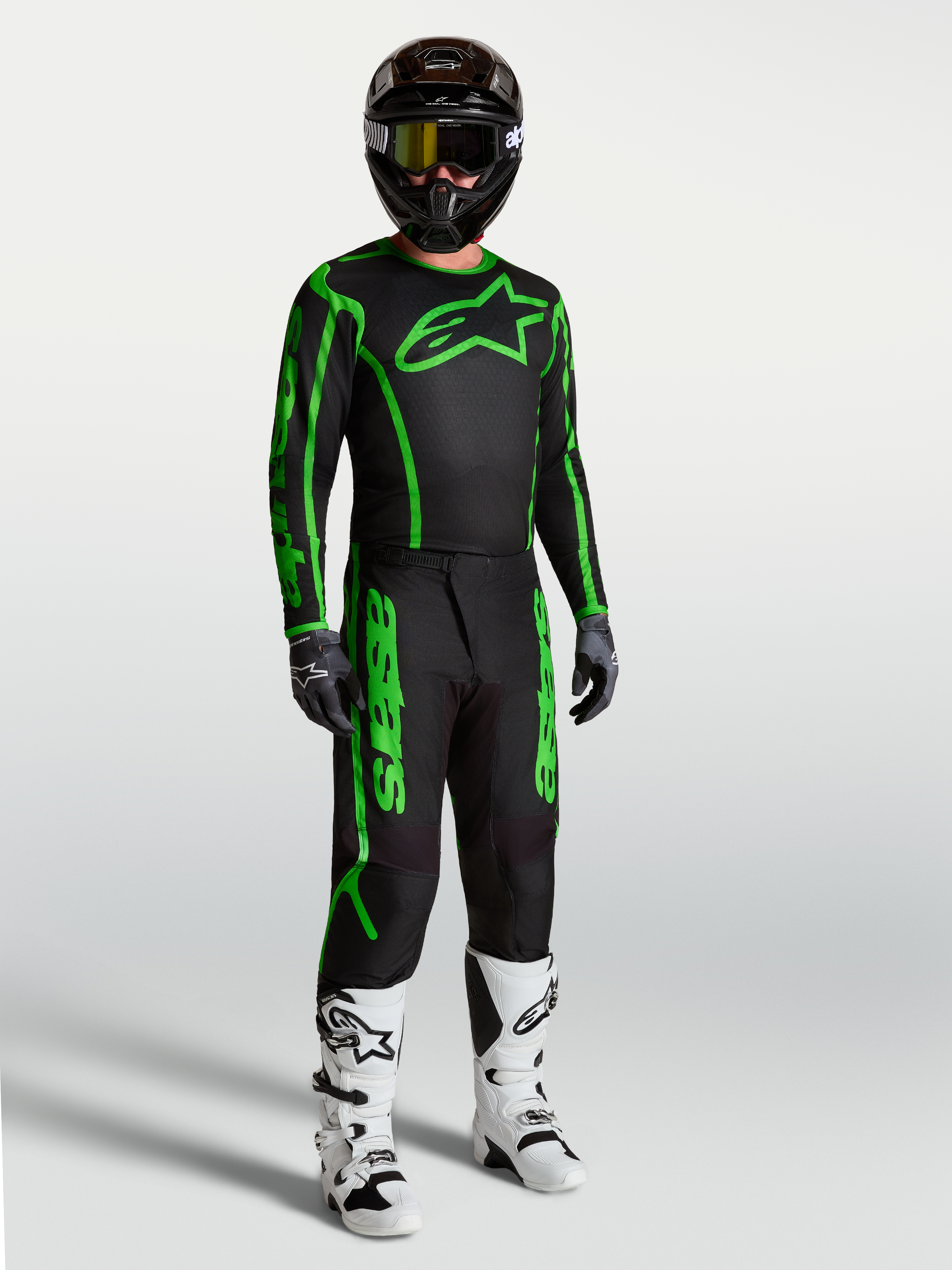 Alpinestars Calças Fluid Apex V2, calças de motocross para homem, pretas e verde fluorescente, equipamento de corrida com ajuste ergonómico, conjunto completo com botas brancas.
