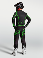 Alpinestars Camisola Fluid Apex V2, camisola de motocross para homem, preta e verde fluo, vista traseira no modelo com calças