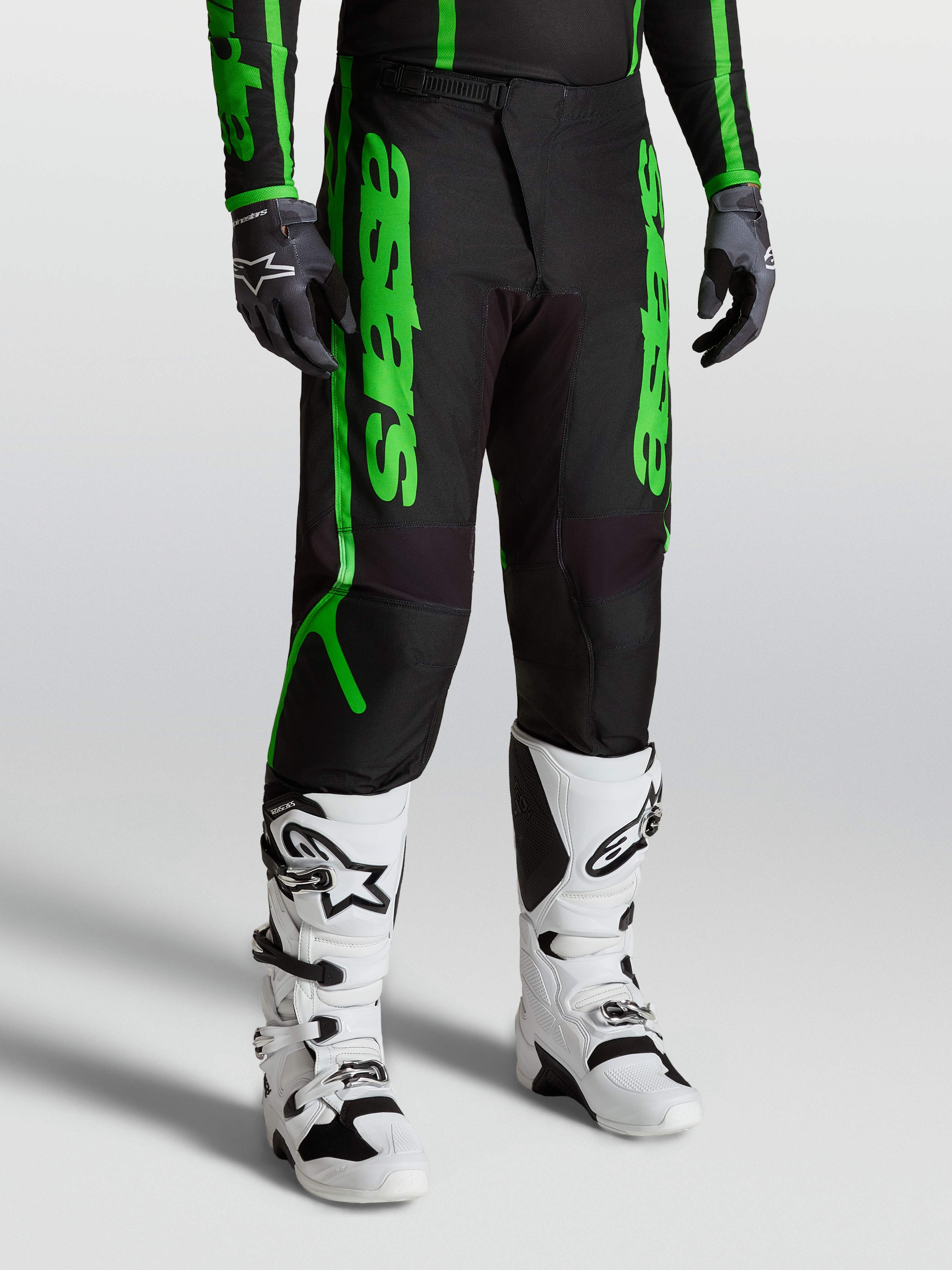 Alpinestars Calças Fluid Apex V2, equipamento de motocross para homem, pretas e verde fluorescente, construção em polifabric 600D reforçado, design ergonómico para performance off-road