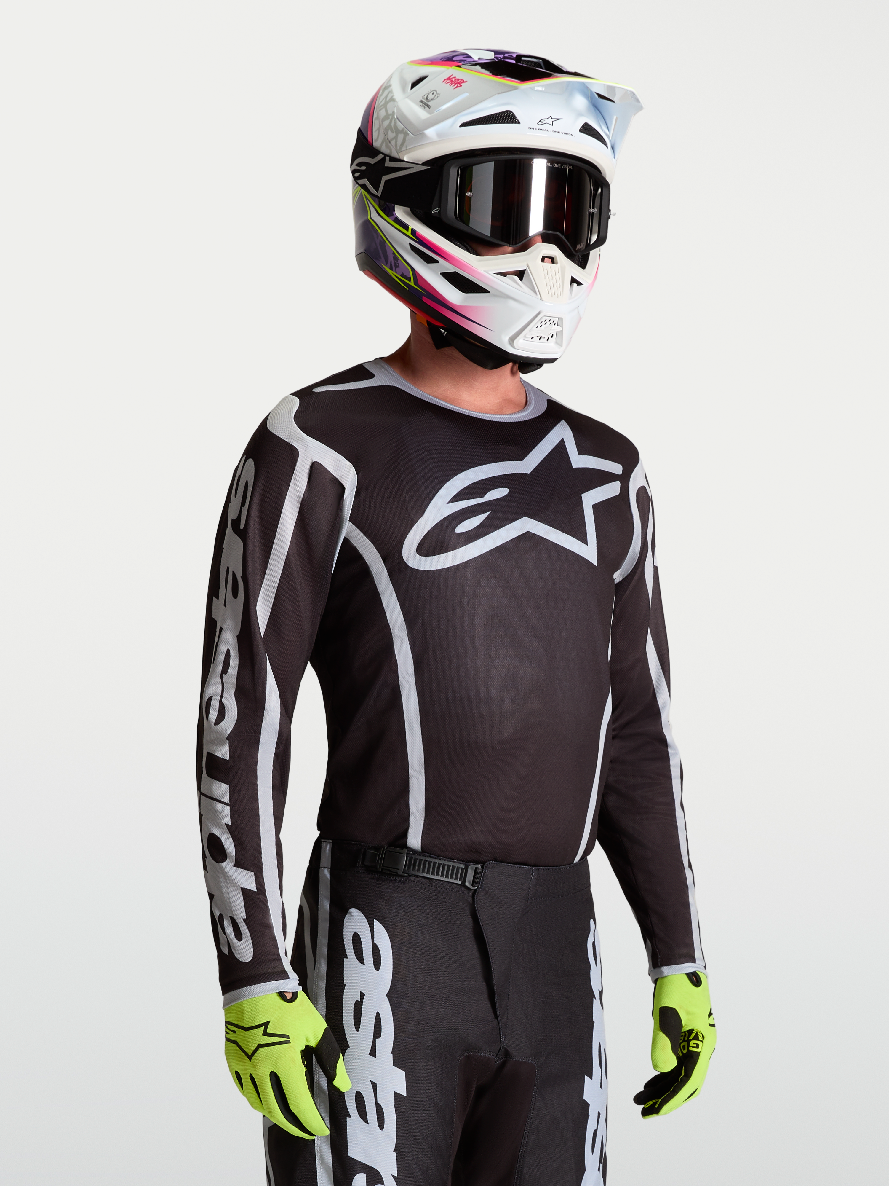 Alpinestars Camisola Fluid Apex V2, camisola de motocross para homem, preta e prateada, em tecido respirável para todo-o-terreno, ajuste atlético descontraído.