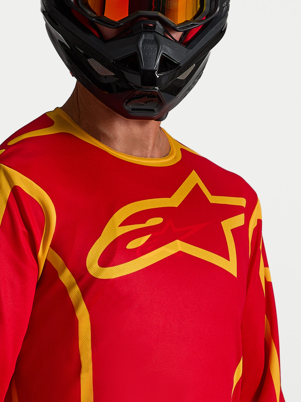 Alpinestars Camisola Fluid Apex V2, camisola de motocross para homem, vermelha e dourada com logótipo frontal.
