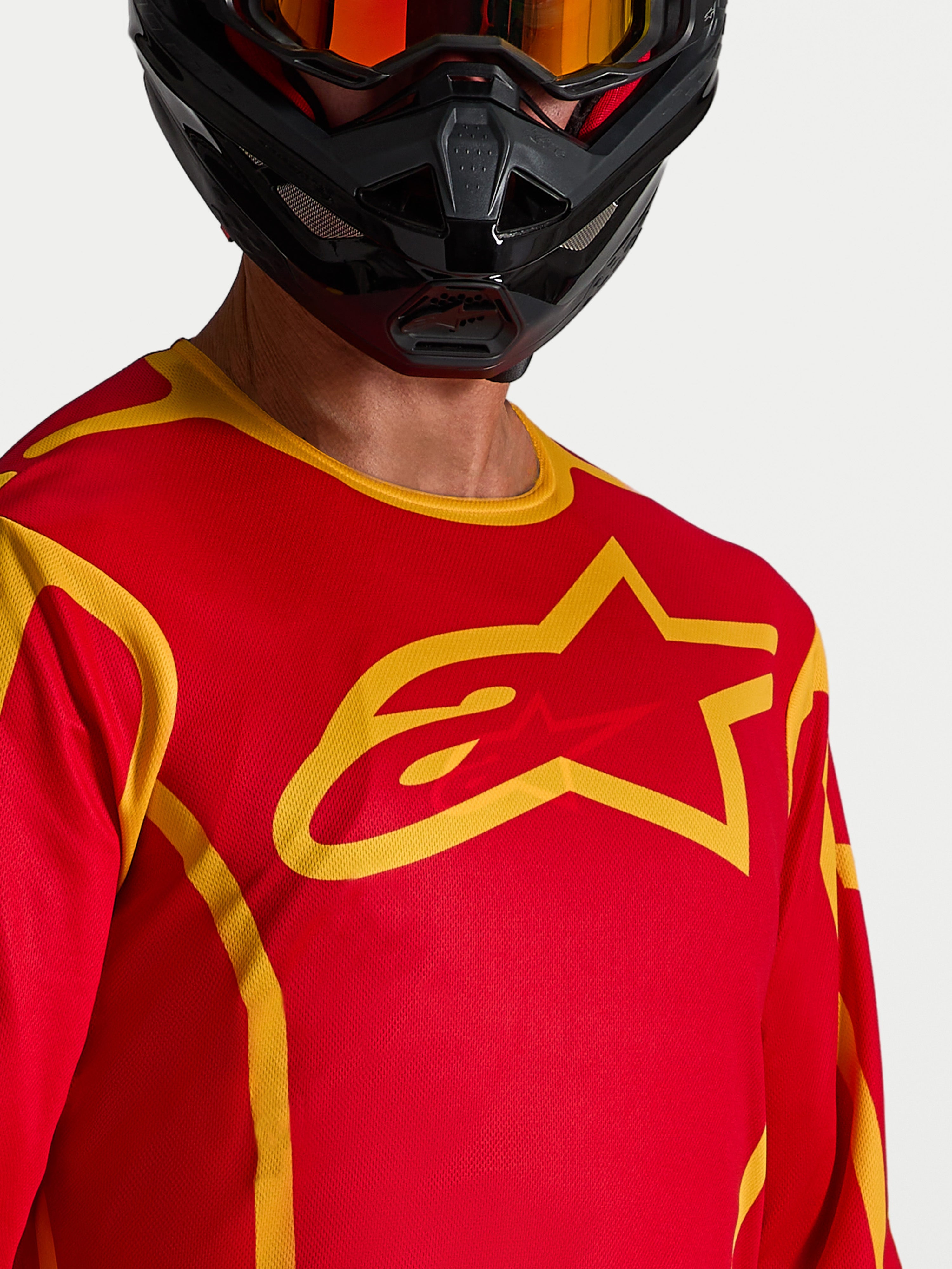 Alpinestars Camisola Fluid Apex V2, camisola de motocross para homem, vermelha e dourada com logótipo frontal.