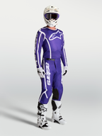 Camisola Alpinestars Fluid Apex V2 e calças de motocross, azul e branco, conjunto no modelo com botas e capacete, equipamento técnico para todo-o-terreno