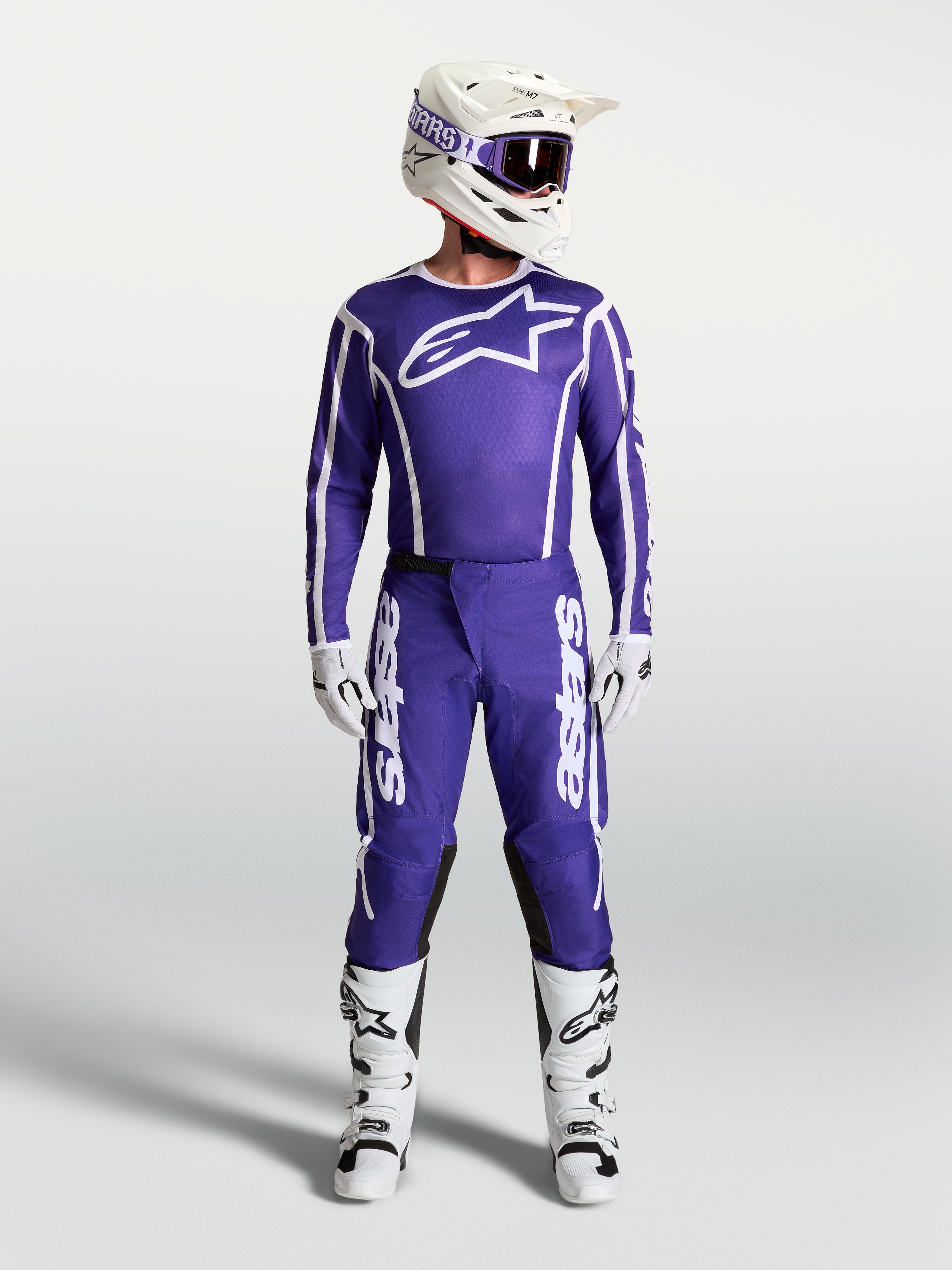 Alpinestars Fluid Apex V2, camisola e conjunto de motocross, azul escuro e branco, inclui botas de moto, luvas e capacete.