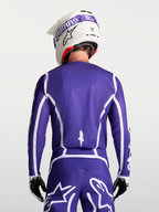 Alpinestars Camisola Fluid Apex V2, equipamento de motocross para homem, azul e branca, vista traseira com calças a condizer e capacete