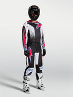 Alpinestars 2027 Fluid Drag Gear Set, conjunto de motocross masculino, preto e branco com gráficos vermelhos e botas brancas.