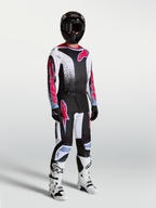 Alpinestars Fluid Drag, camisola de motocross para homem, preta, branca e vermelha fluorescente, modelo com equipamento.