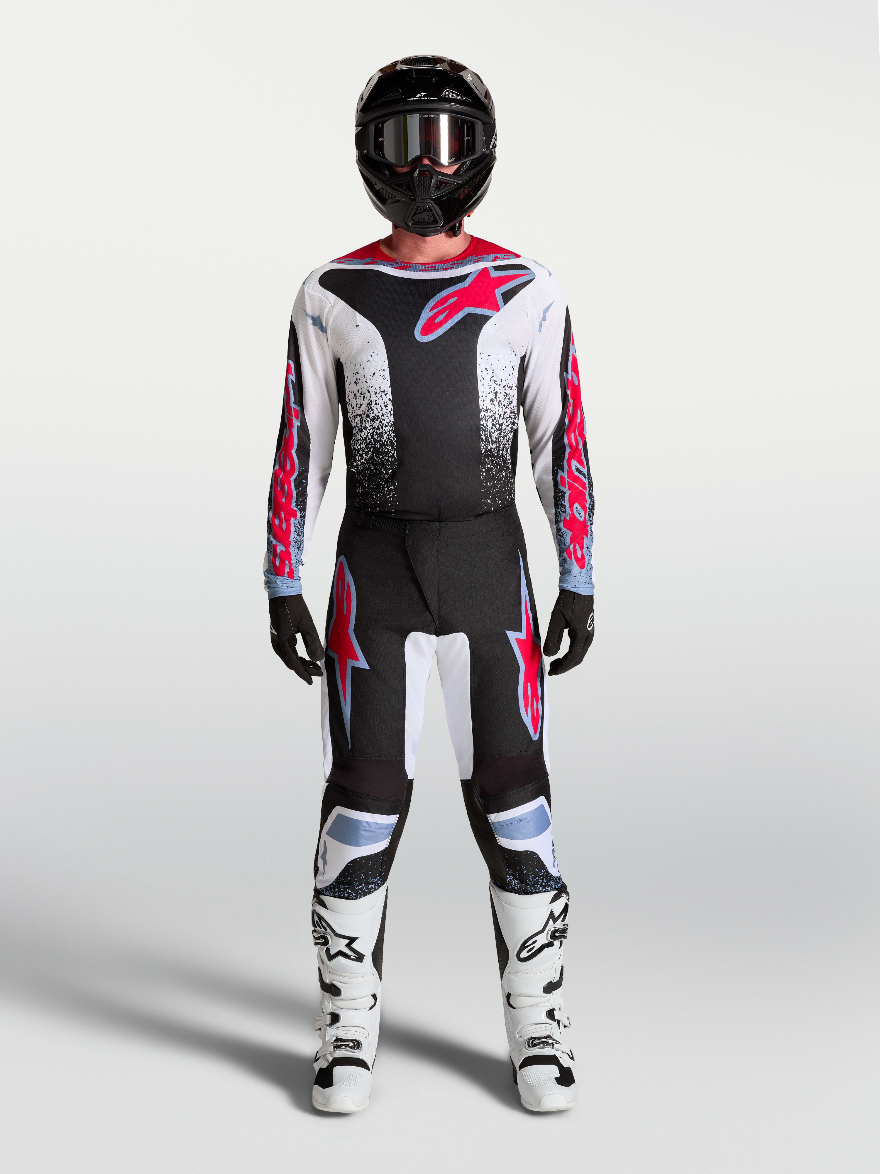 Alpinestars Fluid Drag Gear Set, conjunto de motocross preto e branco com gráficos vermelhos, para performance off-road.