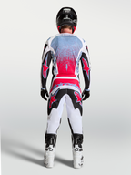 Alpinestars camisola Fluid Drag de motocross para homem, preta e vermelha fluo, vista traseira num piloto, design de performance para todo-o-terreno