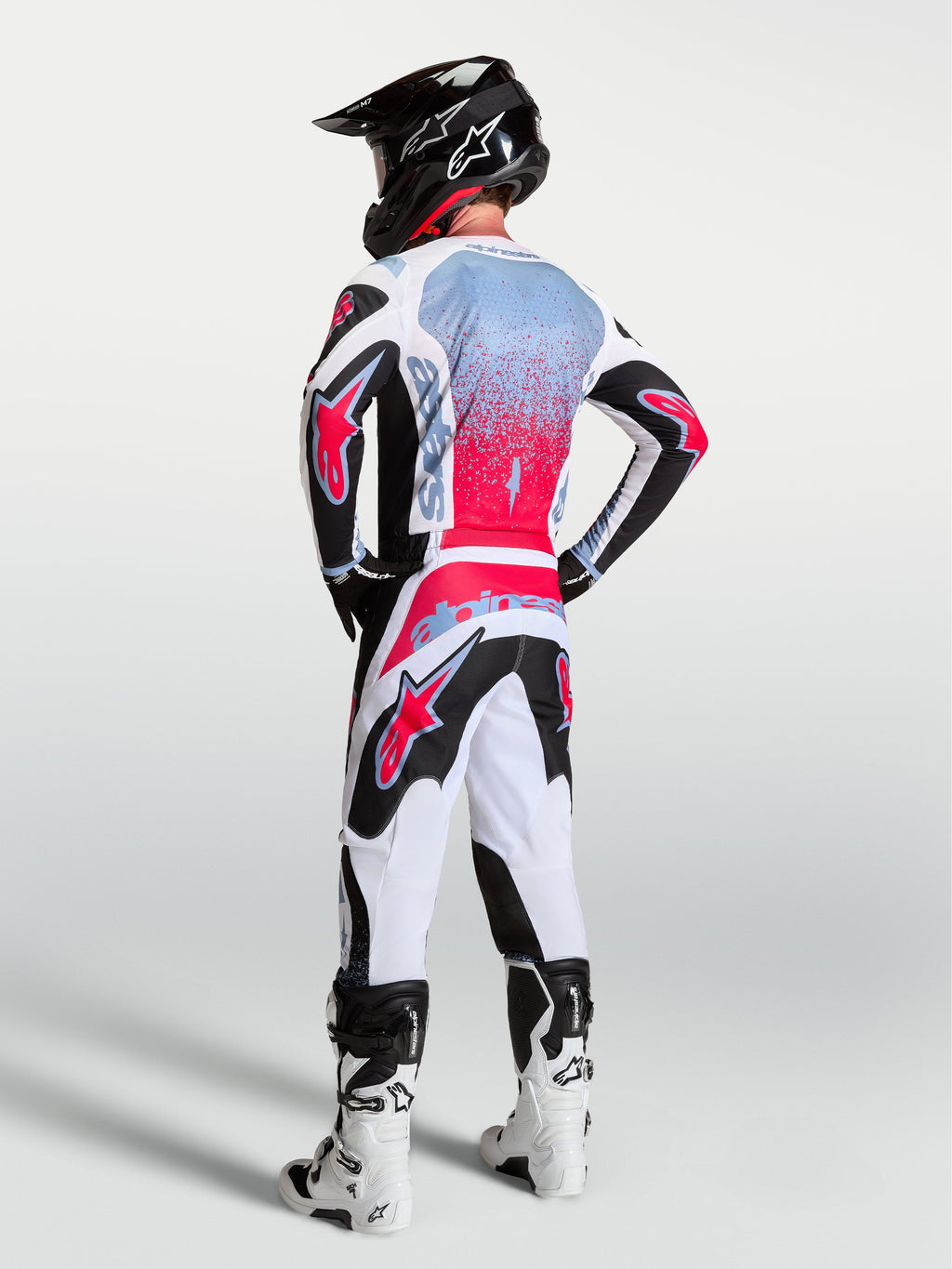 Alpinestars Fluid Drag Gear Set, conjunto de equipamento de motocross para homem, branco, preto e vermelho, vista traseira com gráficos de efeito spray.