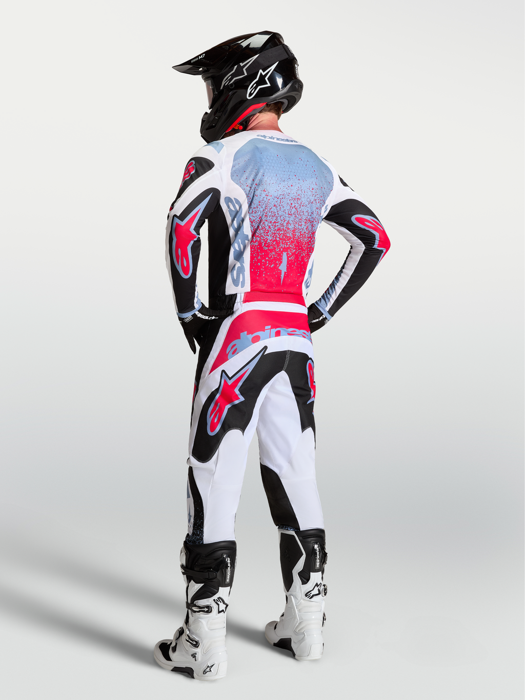 Alpinestars Fluid Drag, camisola de motocross para homem, preta e vermelha fluo, tecido respirável, vista traseira no modelo.