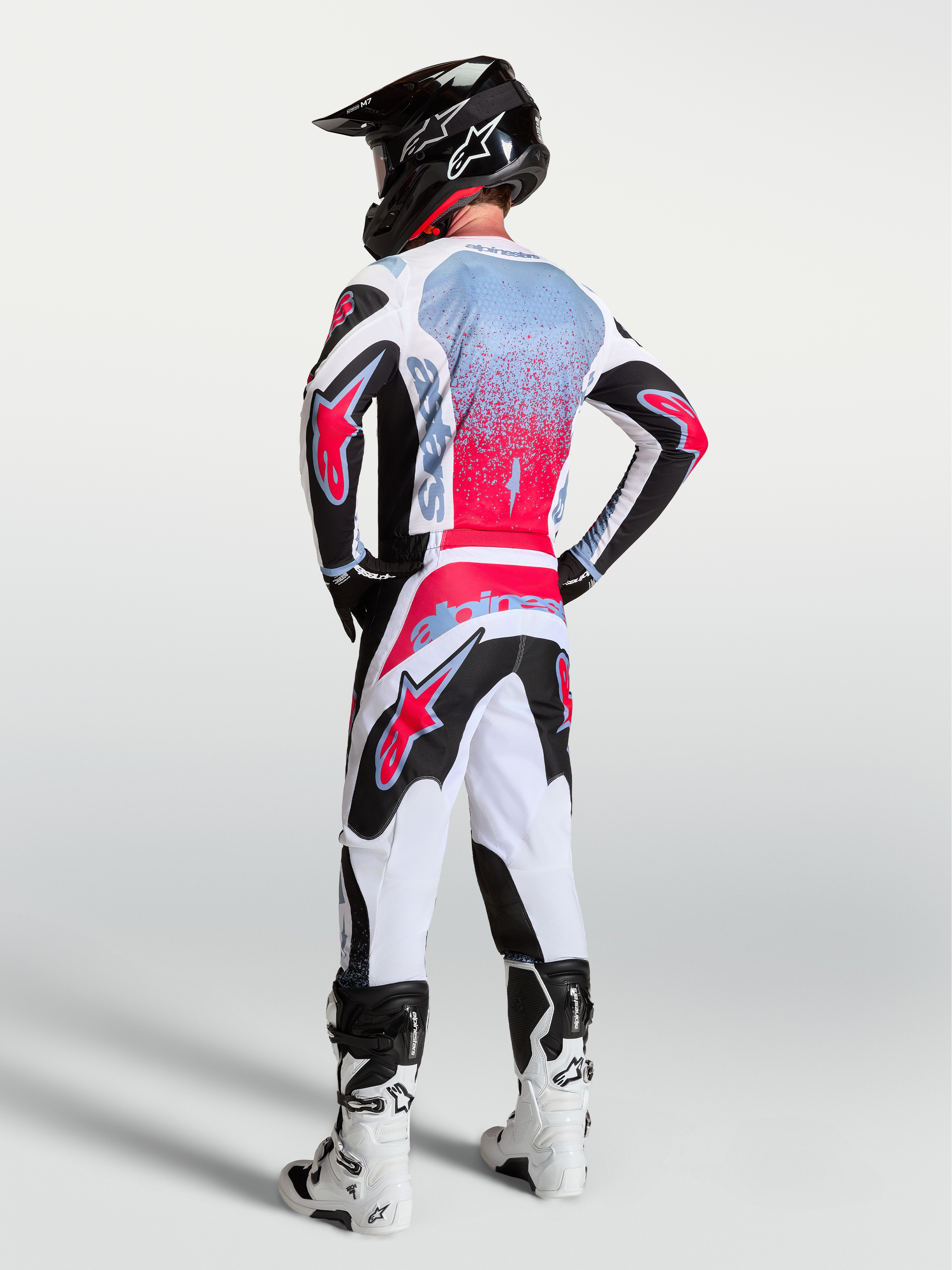 Alpinestars Fluid Drag, camisola de motocross para homem, preta e vermelha fluo, tecido respirável, vista traseira no modelo.