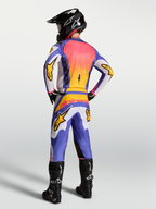 Alpinestars Fluid Drag Gear Set, conjunto de motocross para homem, azul e lilás claro com dourado, vista traseira no modelo.