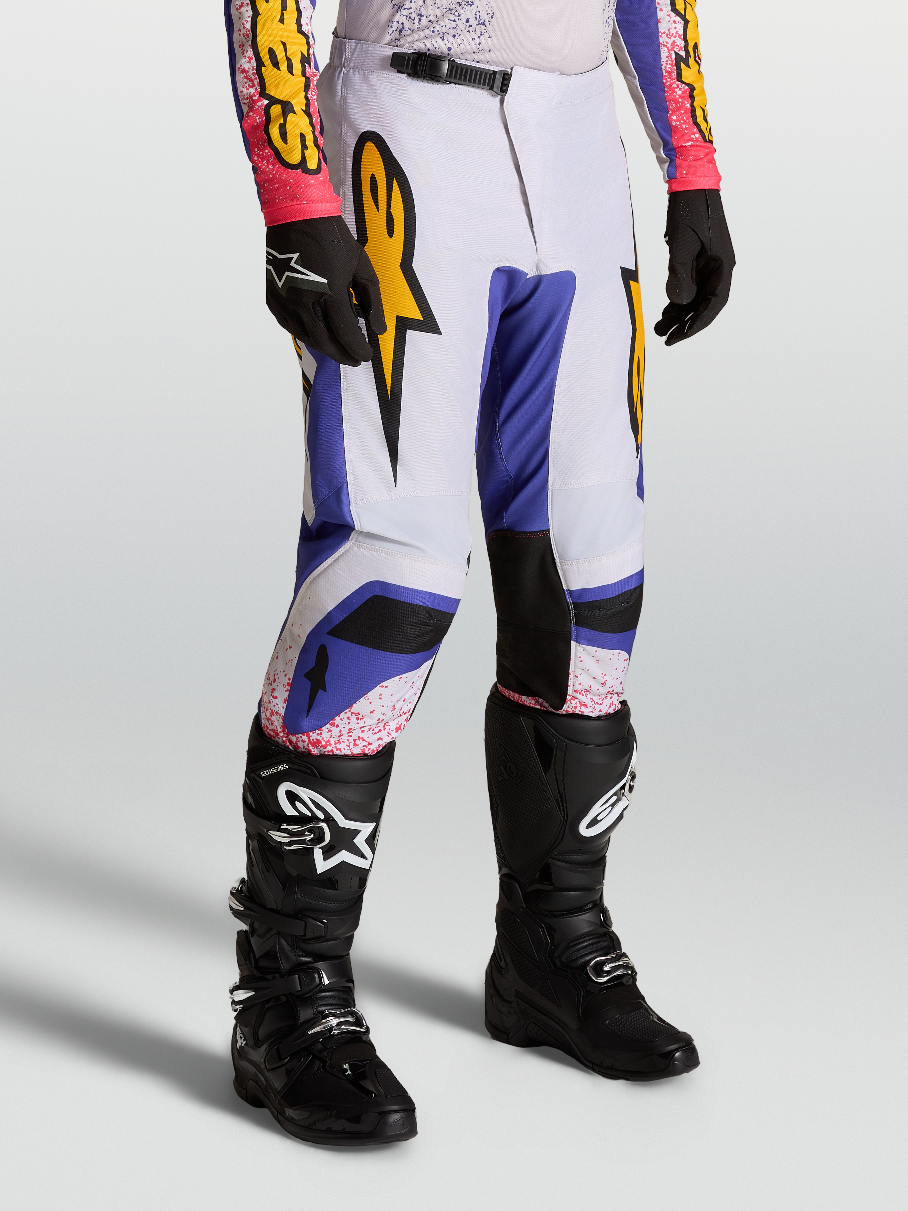 Alpinestars Calças Fluid Drag, calças de motocross para homem, azul e lilás claro com gráficos dourados, corte desportivo ergonómico