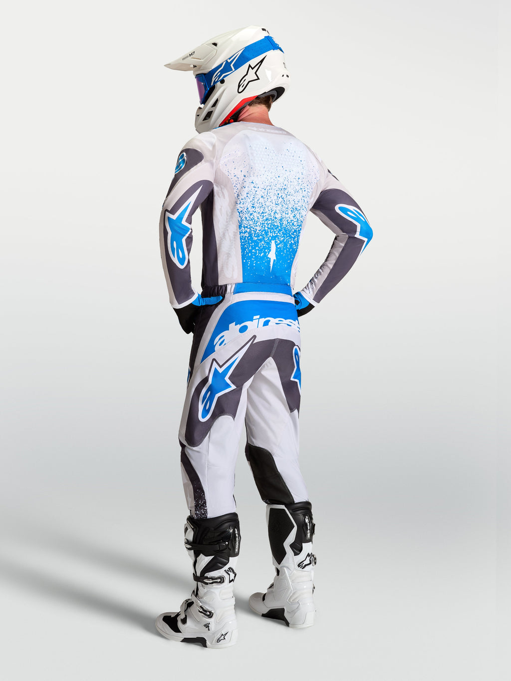 Alpinestars Fluid Drag Gear Set, conjunto de equipamento MX para homem em cinzento e azul, vista traseira de performance.