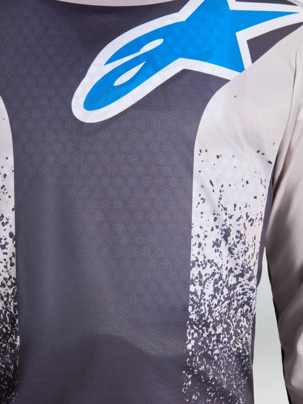 Alpinestars Camisola Fluid Drag, camisola de motocross masculina, cinzenta e azul, pormenor do logótipo Astars e tecido respirável.
