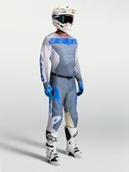Alpinestars Racer Amber Gear Set e calças Racer Amber, equipamento de motocross para homem, cinzento e azul.