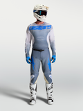 Alpinestars Camisola Racer Amber e Racer Amber Gear Set, conjunto de equipamento de motocross para homem, cinzento e azul, com capacete e botas brancas.