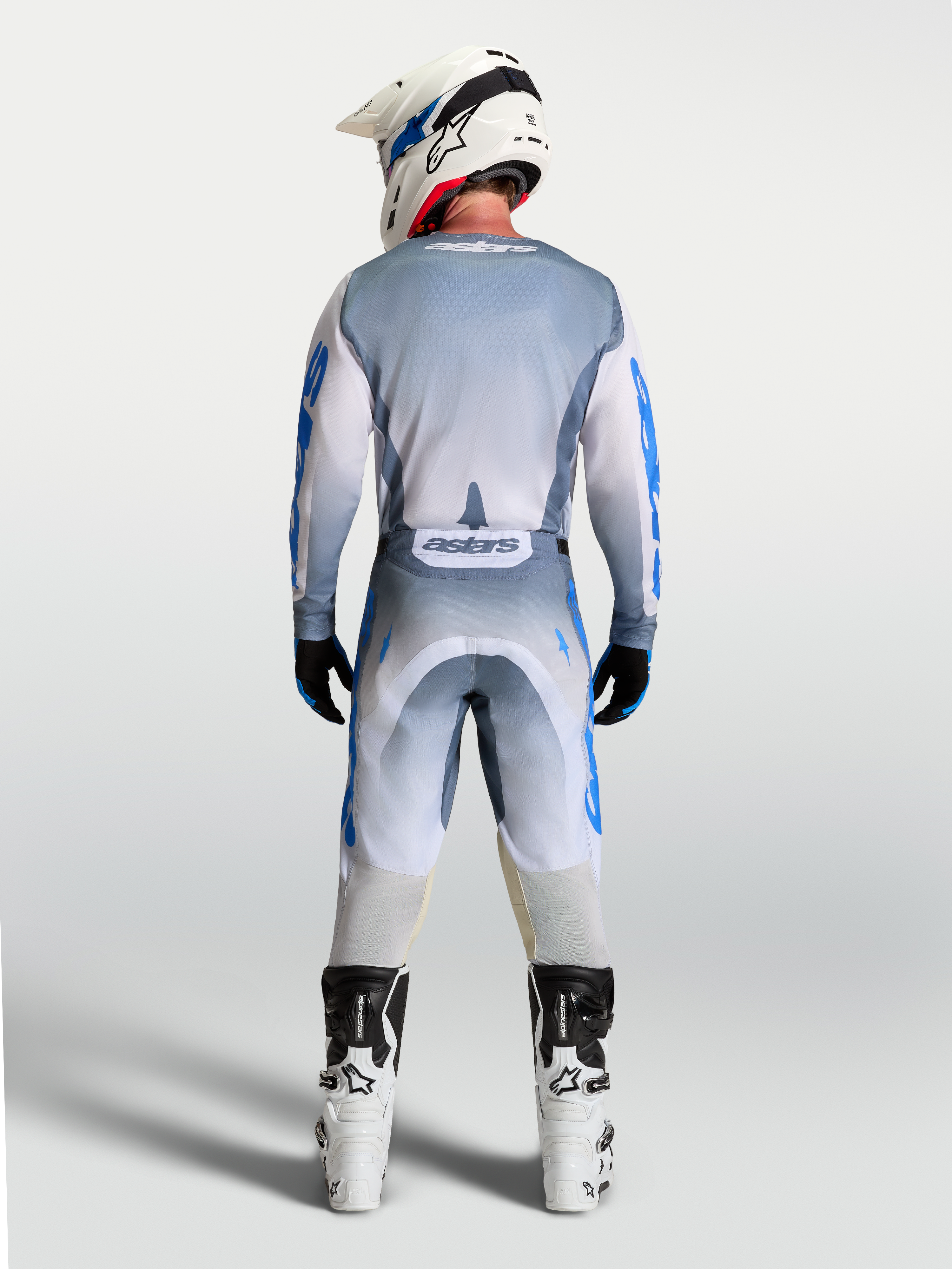 Alpinestars Camisola Racer Amber, camisola de motocross para homem, em cinzento e azul, vista traseira integral no modelo.