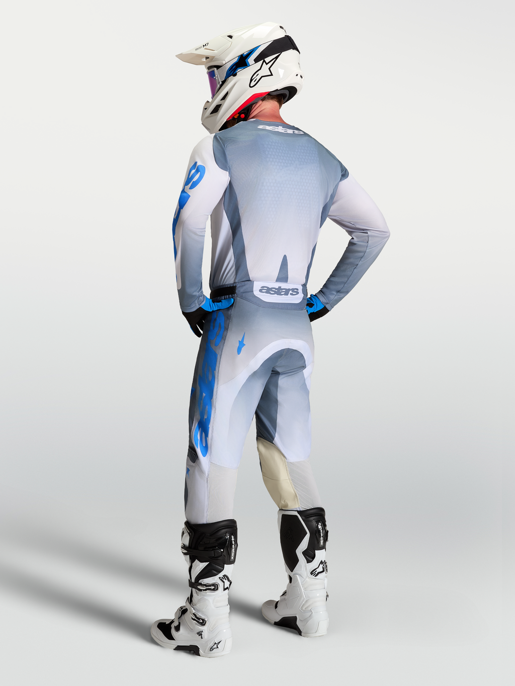 Alpinestars Racer Amber, camisola de motocross para homem, cinzenta e azul, vista traseira com ajuste de corrida ergonómico.