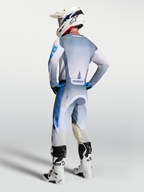 Alpinestars Racer Amber, camisola de motocross para homem, cinzenta e azul, vista traseira com ajuste de corrida ergonómico.