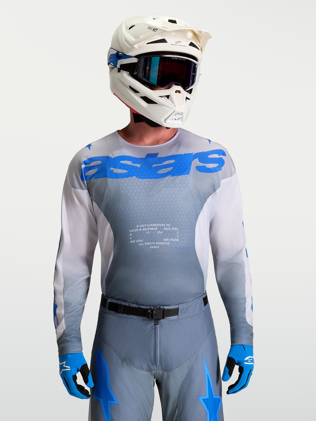 Alpinestars Camisola Racer Amber, camisola de motocross para homem, cinzenta e azul, com capacete de MX branco e óculos