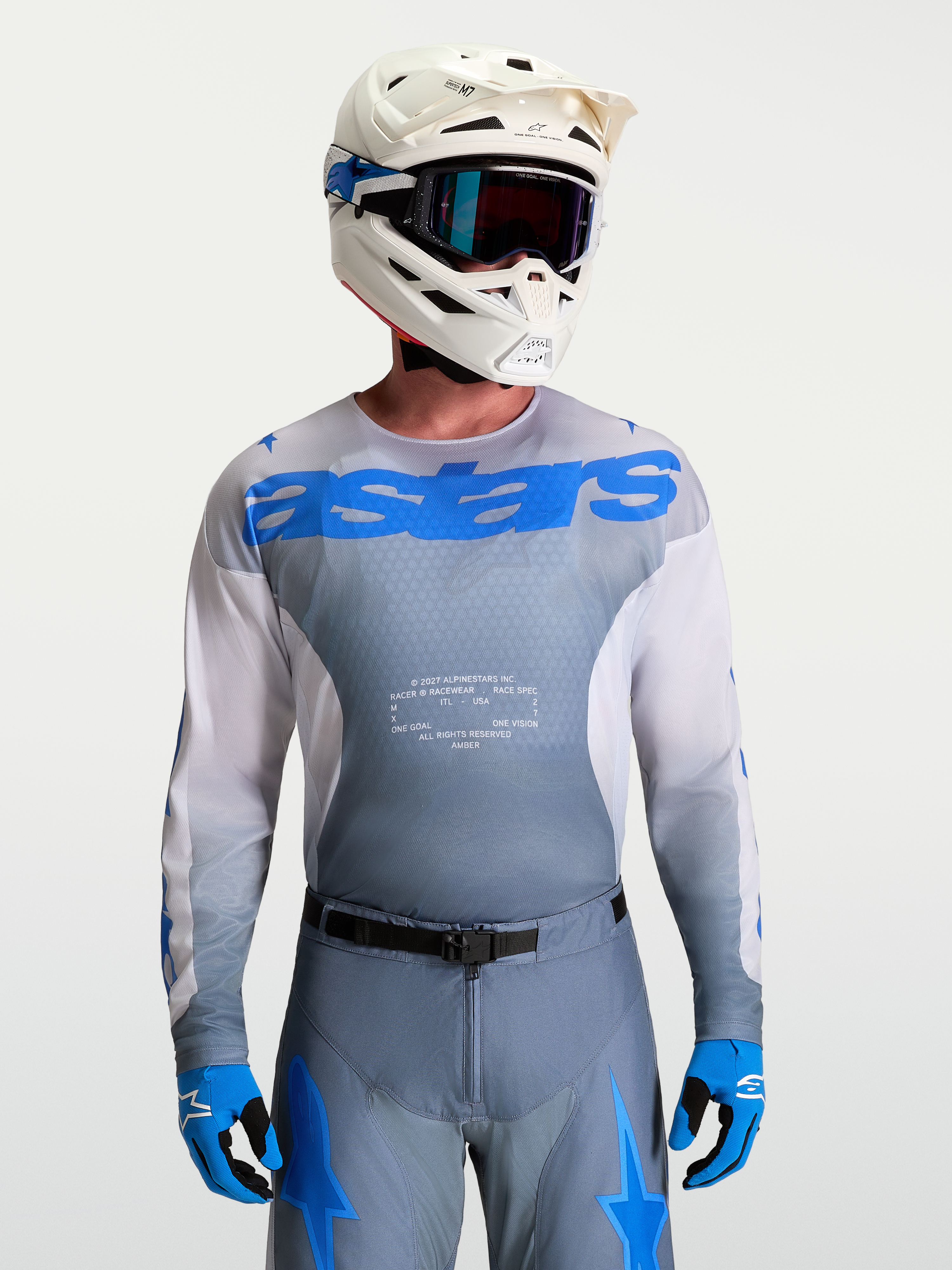 Alpinestars Camisola Racer Amber, camisola de motocross para homem, cinzenta e azul, com capacete de MX branco e óculos