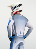 Alpinestars Camisola Racer Amber, camisola de motocross para homem, cinzenta e azul, vista traseira no modelo, tecido leve e ventilado para todo-o-terreno