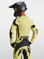 Alpinestars Camisola Techstar Atrox, camisola MX para homem, amarela e preta, com perfurações a laser, vista traseira.