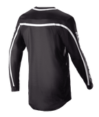 Alpinestars 2023 Racer Found Jersey, camisola de motocross preta, vista traseira com riscas brancas nos ombros e mangas, design de manga comprida com parte traseira mais comprida para maior cobertura, equipamento de performance leve e respirável