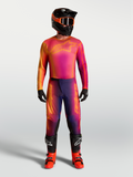 Alpinestars Fluid Kepler, conjunto de motocross com gradiente roxo e laranja num modelo, equipamento de corrida.