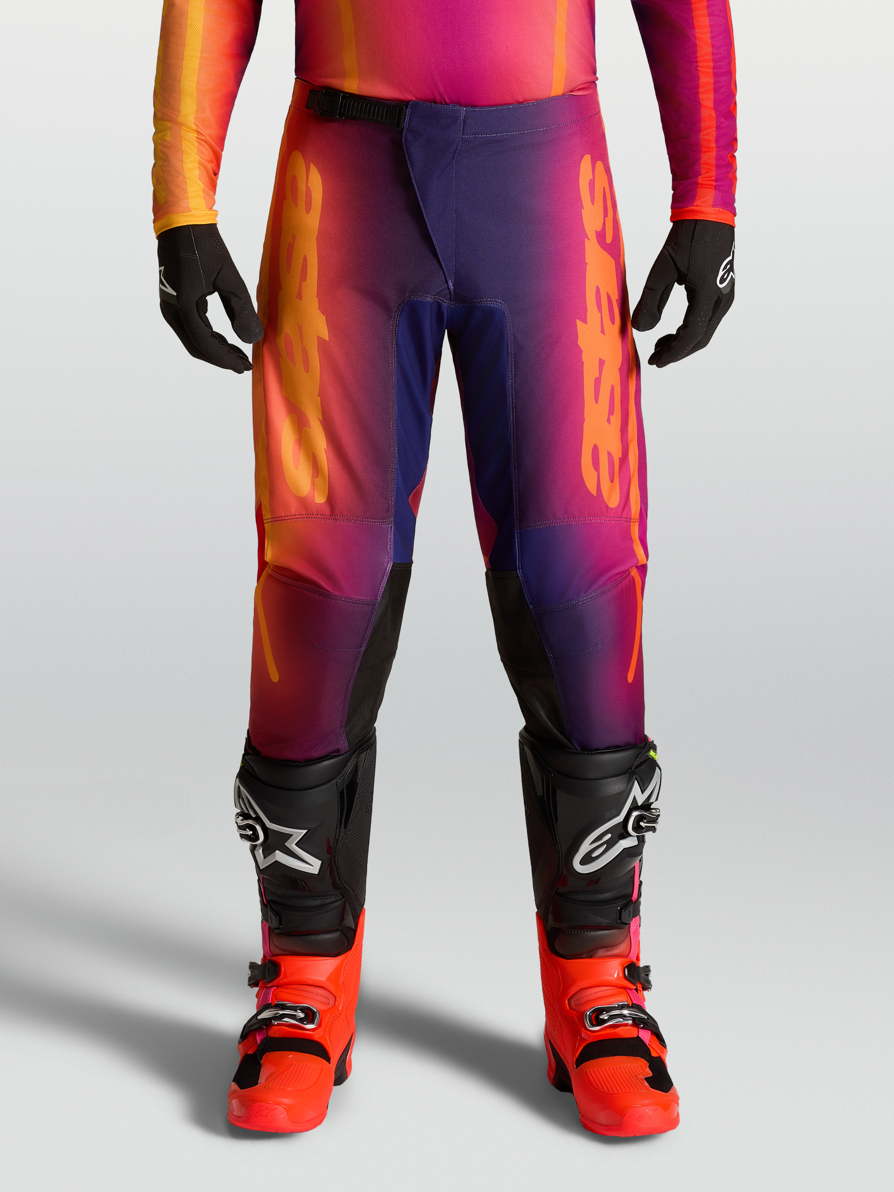 Alpinestars Calças Fluid Kepler, calças de motocross para homem, roxas e laranjas com padrão gradiente, design ergonómico para pilotagem off-road.