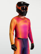 Camisola Alpinestars Fluid Kepler para homem, camisola de motocross e off-road roxa e laranja, construção em polifabric com absorção da humidade e ajuste ergonómico.