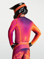 Alpinestars camisola Fluid Kepler, equipamento de motocross para homem em roxo e laranja, vista traseira em modelo realçando o ajuste atlético e ergonómico.