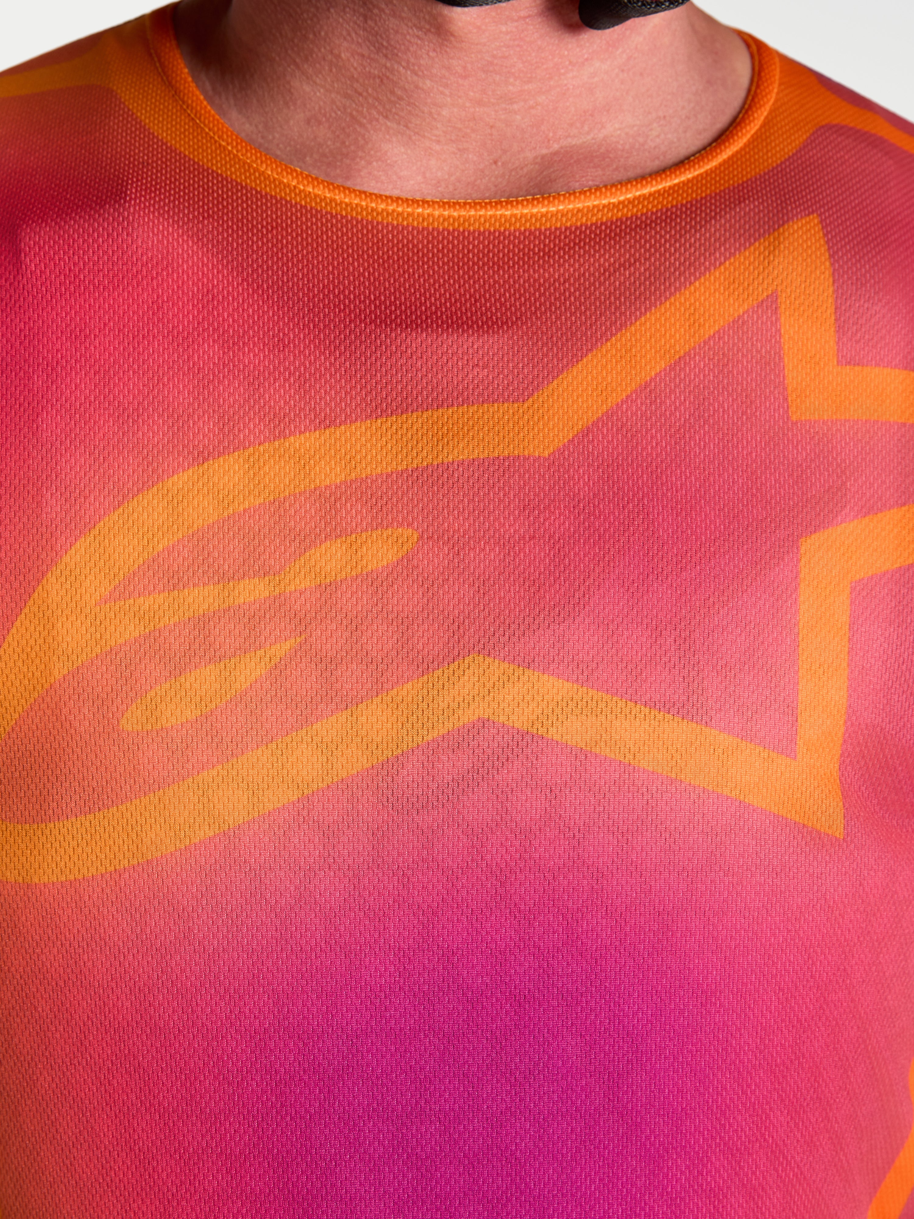 Alpinestars camisola Fluid Kepler, camisola de motocross para homem, roxo e laranja, pormenor do peito com logótipo Astars