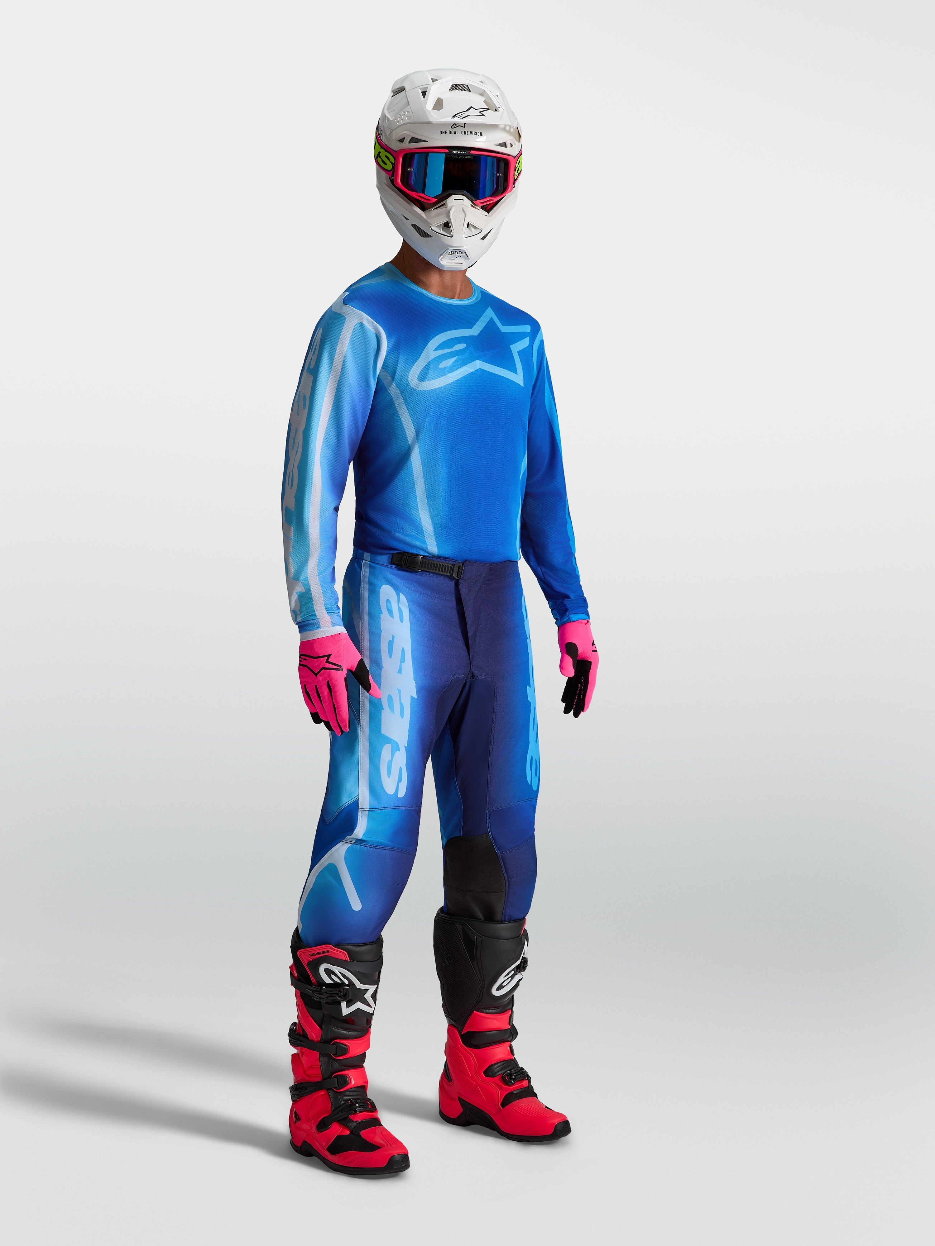 Alpinestars Camisola Fluid Kepler, camisola de motocross para homem, azul escuro e azul claro, ajuste atlético respirável, vista frontal no modelo com equipamento completo de proteção