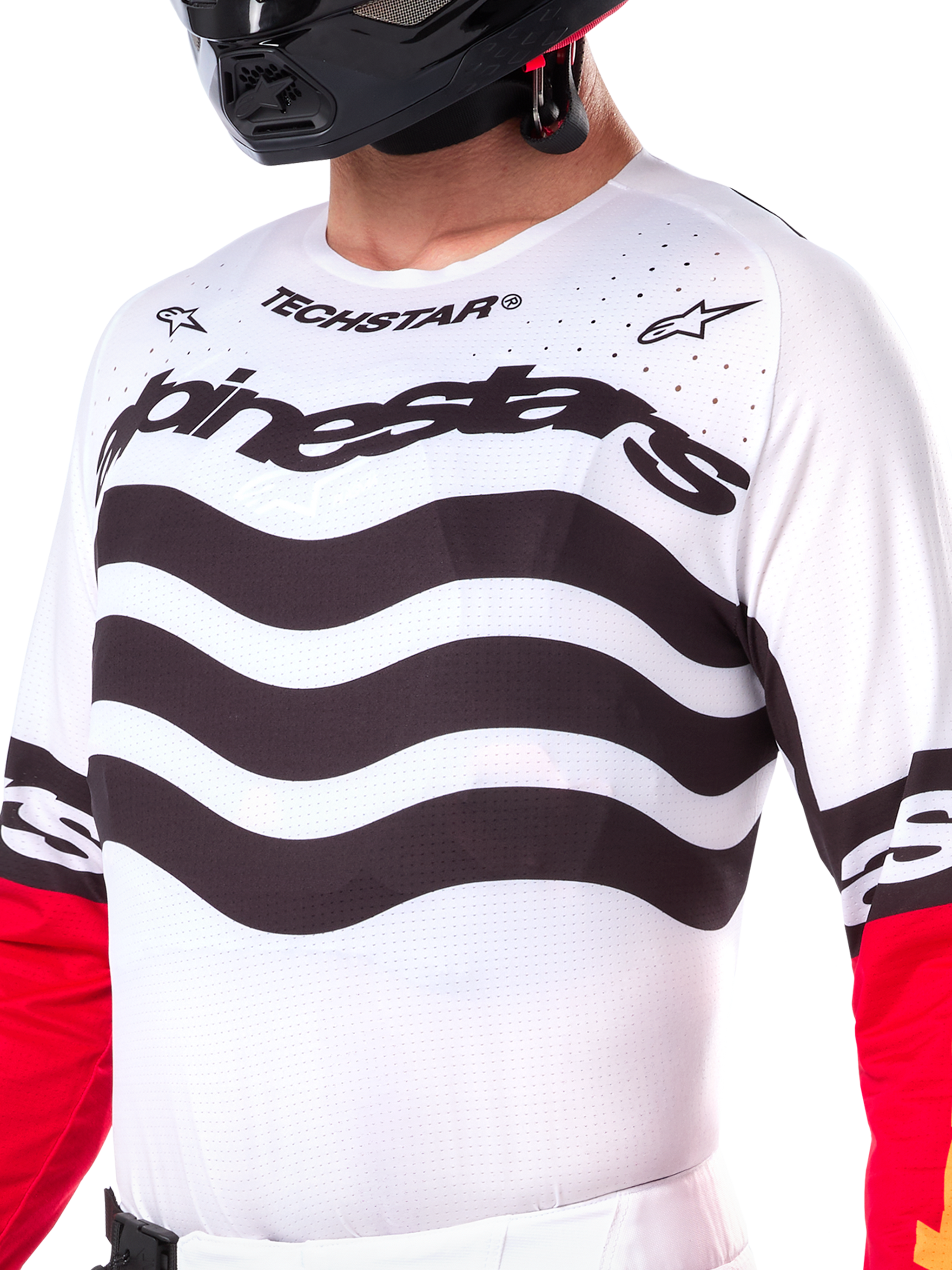 Alpinestars Techstar Deep Edição Limitada, camisola de motocross branca com riscas horizontais onduladas pretas e mangas vermelhas, com logótipos Alpinestars e Techstar, pequenas perfurações a laser na parte superior do peito para ventilação, equipamento de todo-o-terreno atlético