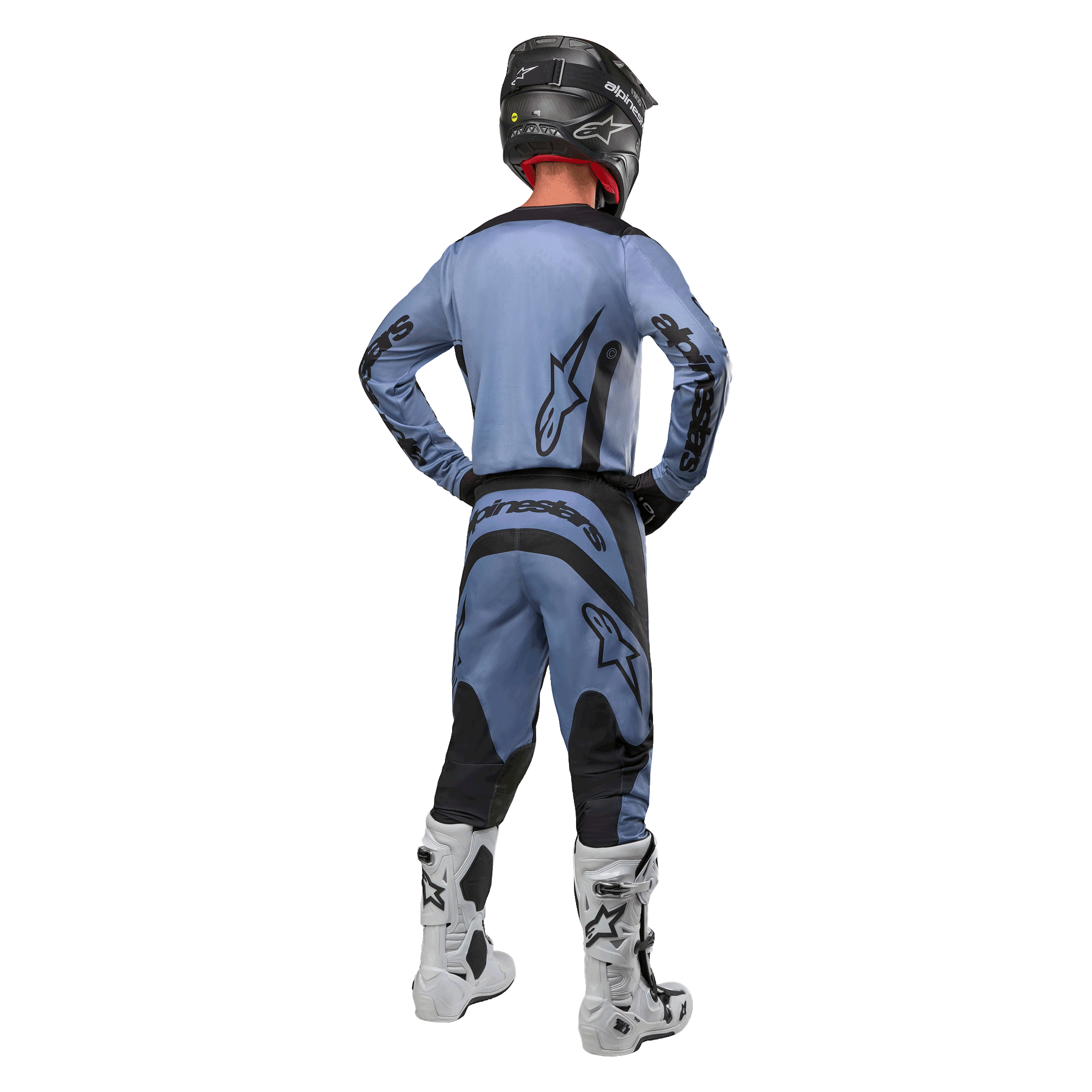Piloto de motocross visto de costas a usar a camisola Alpinestars 2024 Fluid Lurv e calças a condizer em azul claro e preto, com logótipos pretos nas costas e mangas, acompanhado por capacete preto e botas brancas
