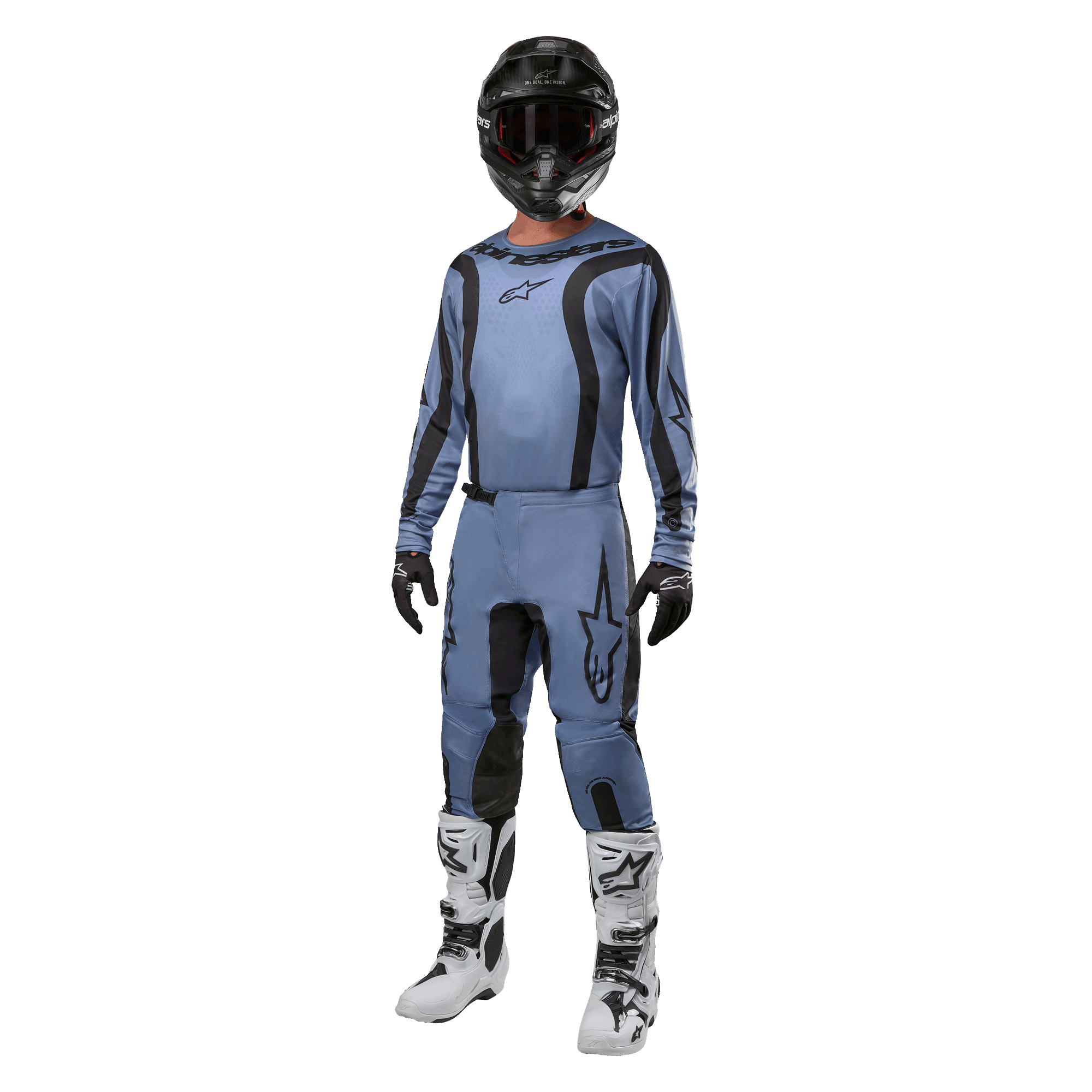 Piloto de motocross com equipamento de competição completo, camisola Alpinestars 2024 Fluid Lurv em azul claro e preto, calças em azul claro a condizer com painéis pretos, botas brancas e pretas, luvas pretas e capacete preto com óculos, conjunto coordenado para corridas todo-o-terreno