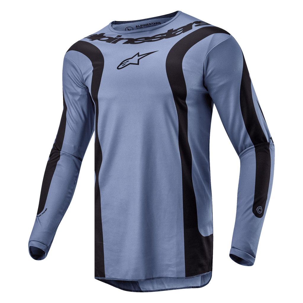 Alpinestars 2024 Fluid Lurv Jersey, camisola de motocross, azul claro e preto, com grafismos pretos curvos na frente e nas mangas, logótipo central da Alpinestars no peito, e construção em poli-tecido de performance com gola desportiva