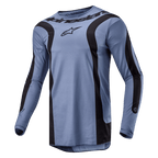 Alpinestars 2024 Fluid Lurv Jersey, camisola de motocross, azul claro e preto, com grafismos pretos curvos na frente e nas mangas, logótipo central da Alpinestars no peito, e construção em poli-tecido de performance com gola desportiva