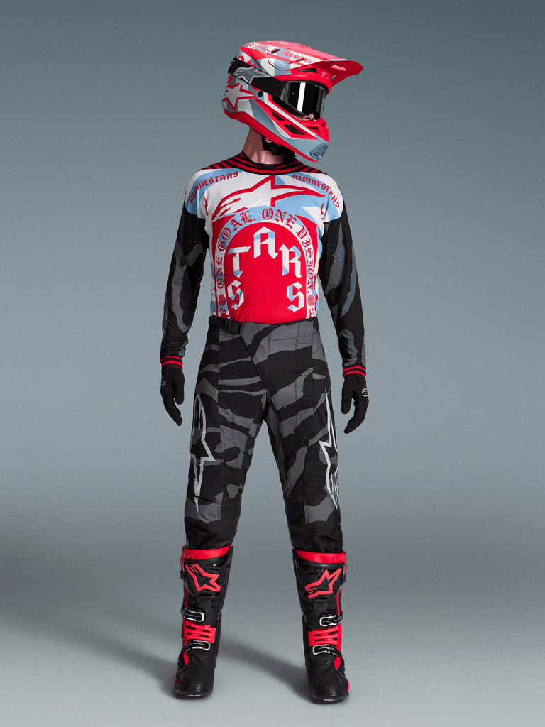 Conjunto Alpinestars Techstar Beast Coast Edição Limitada, camisola gráfica, calças camufladas e botas de motocross.