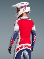 Alpinestars Conjunto Techstar Unity Edição Limitada, equipamento de motocross vermelho, branco e azul com grafismos de estrelas, vista traseira.