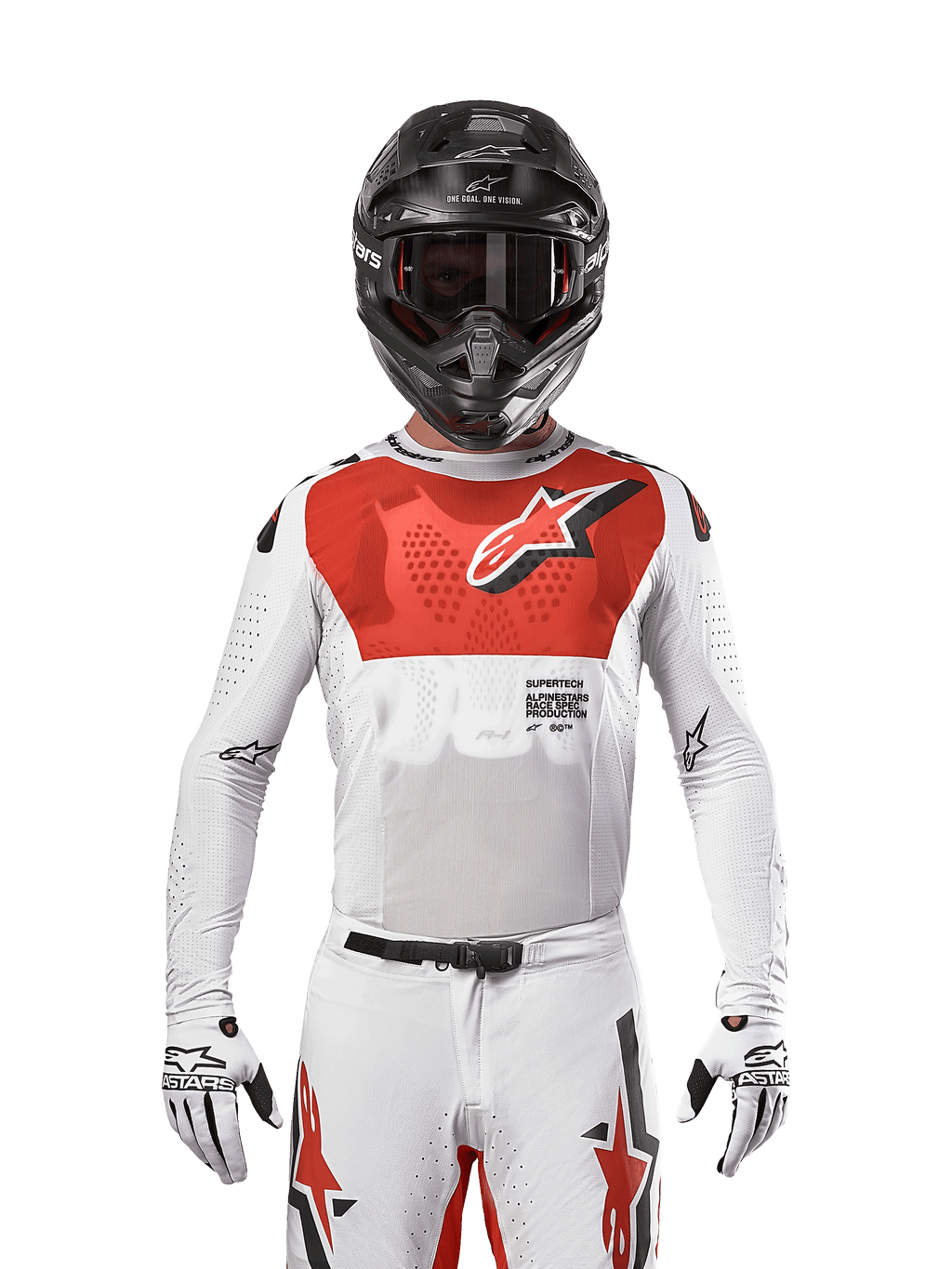 Piloto de motocross a usar a camisola Alpinestars 2024 Supertech Ward em White Hot Orange, camisola de malha elástica branca com um grafismo e logótipo vermelhos proeminentes no peito, capacete preto com óculos escuros, luvas brancas, equipamento de nível profissional para desempenho em todo-o-terreno