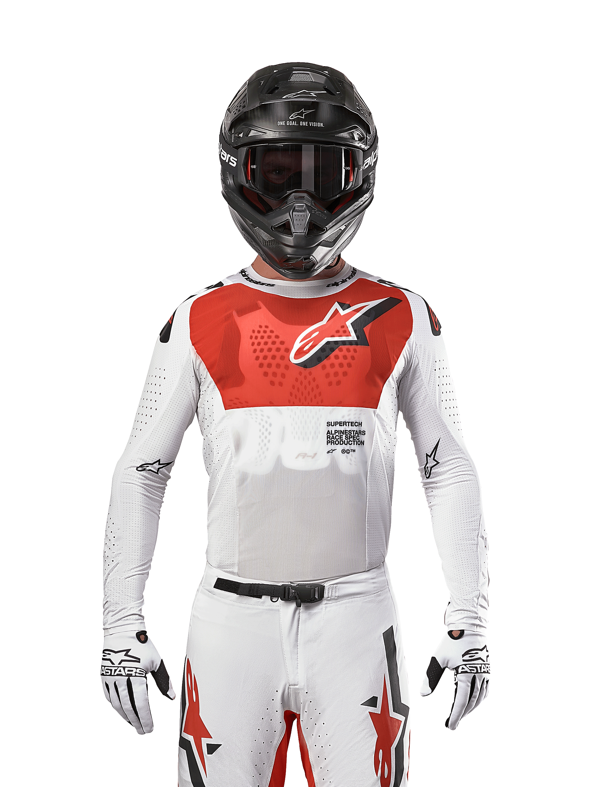 Piloto de motocross a usar a camisola Alpinestars 2024 Supertech Ward em White Hot Orange, camisola de malha elástica branca com um grafismo e logótipo vermelhos proeminentes no peito, capacete preto com óculos escuros, luvas brancas, equipamento de nível profissional para desempenho em todo-o-terreno