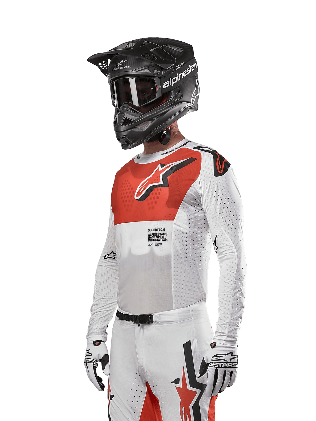 Camisola Alpinestars Supertech Ward 2024, camisola de motocross, branca e laranja vibrante, com painel peitoral vermelho e logótipo de estrela branco, mangas compridas com perfurações a laser, usada com capacete preto e luvas brancas, equipamento de motocross com ajuste atlético de competição